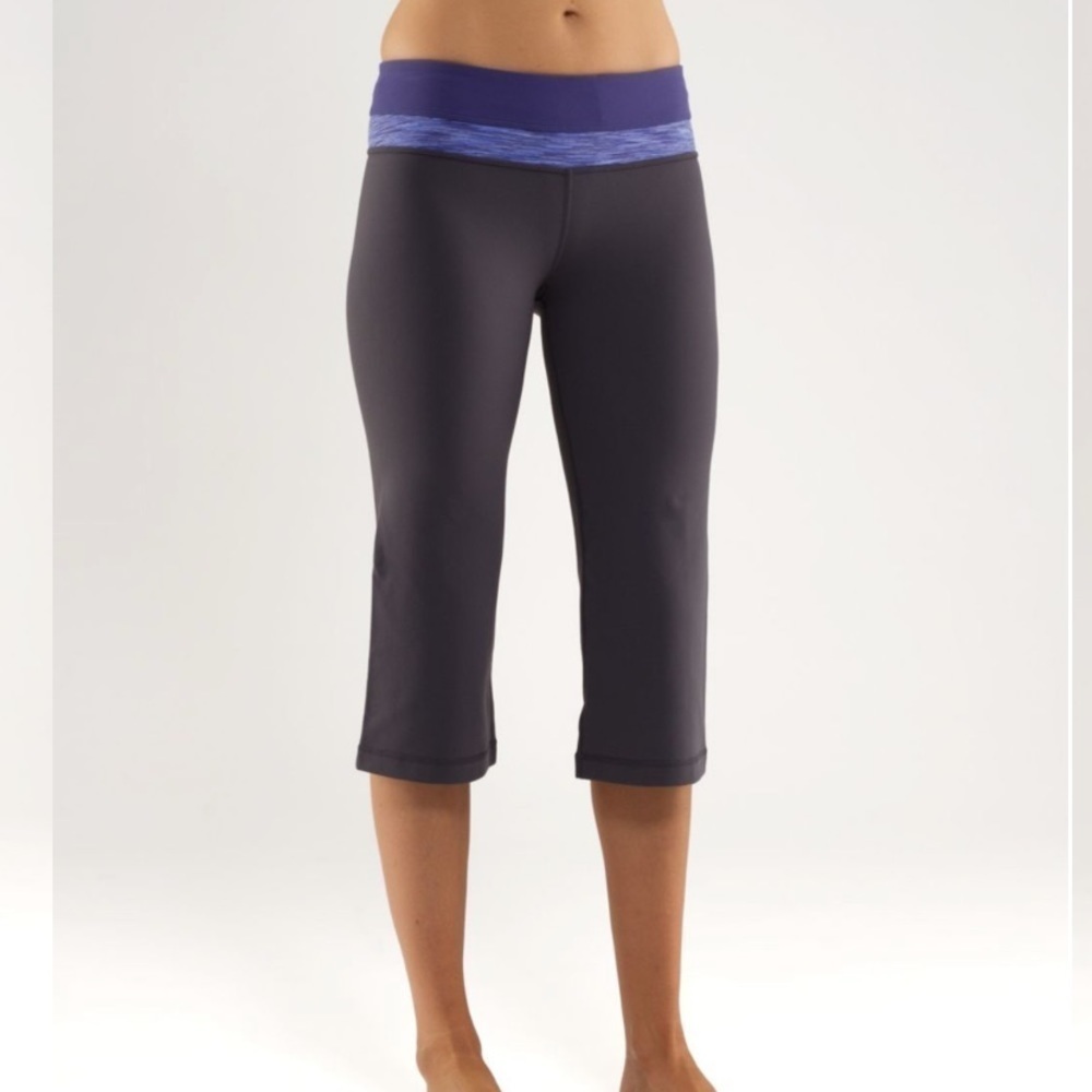 Lululemon Groove Crop Reversible Pants in Coal / Royalty / Royalty Space Dye